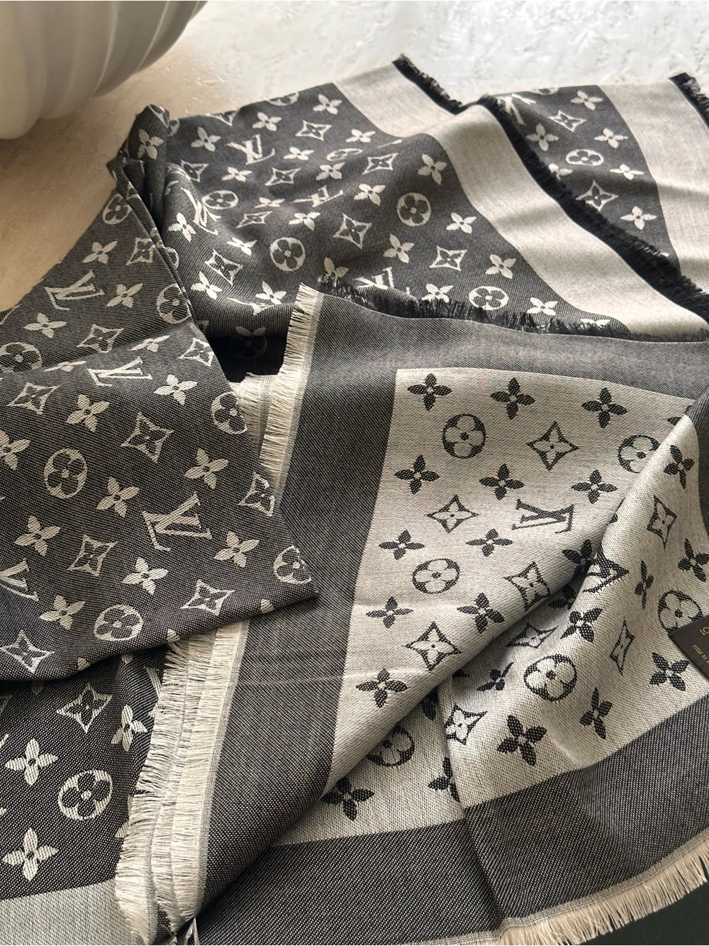 New without tags/Never used
Louis Vuitton
Classic Monogram
Scarf Black Silk